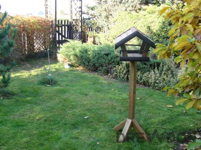 Karmnik dla ptaków w ogrodzie