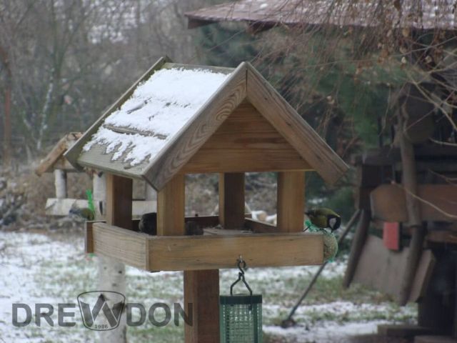 Karmnik dla ptaków sosnowy na stojaku